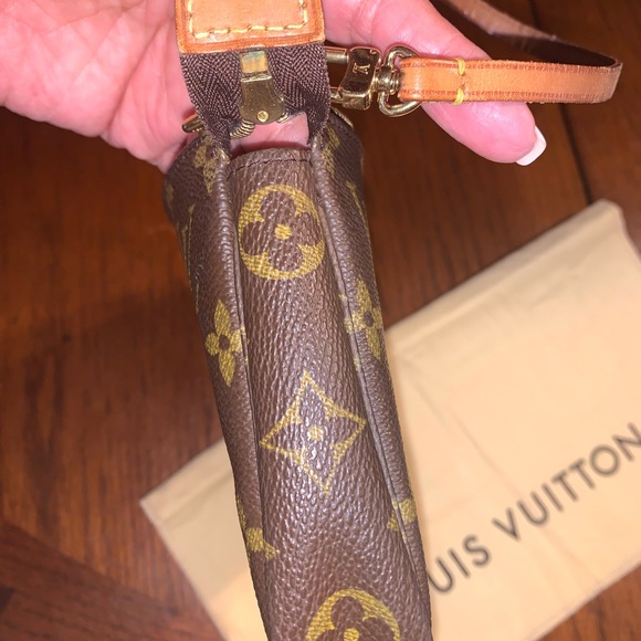 Louis Vuitton Pochette - Picture 11 of 12